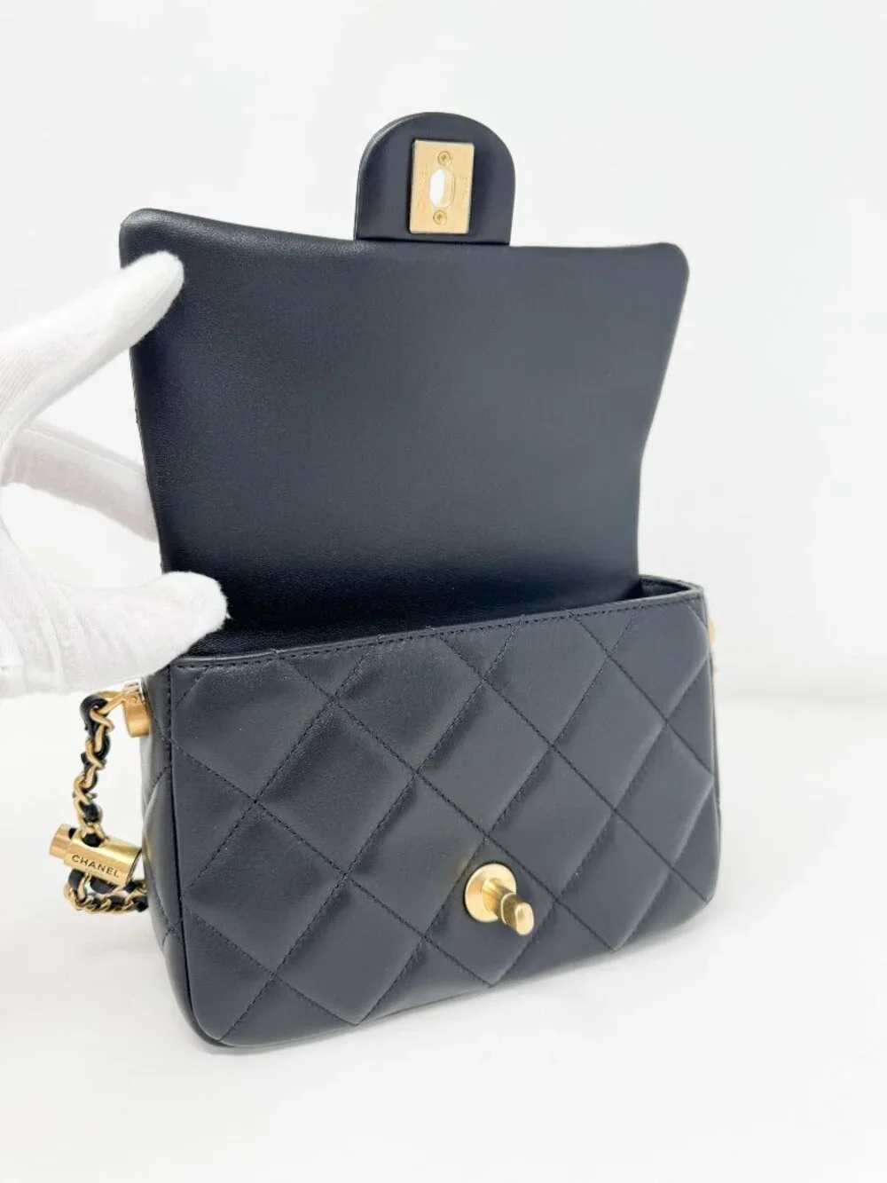 CHANEL refined expression